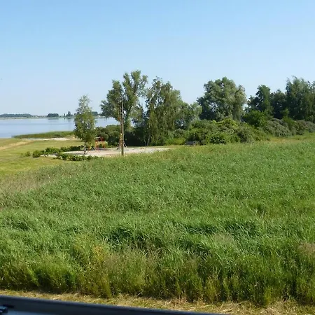 Haus Timpete Am Breetzer Bodden Holiday home Vieregge